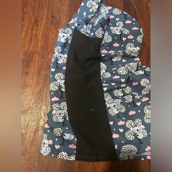 Women’s Koala Bear Scrub Top. Size Large - Picture 4 of 7